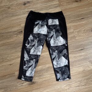 Stylish Black and Gray Women’s Capri Leggings